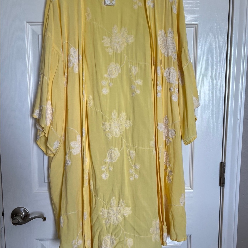 Sadie & Sage Yellow Floral Kimono, identical like from Sex Education